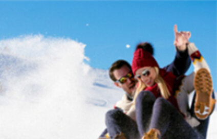 Montafon Rodeln Zwei Personen auf der Rodel