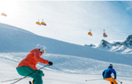 Skifahrer auf der Skipiste in Montafon