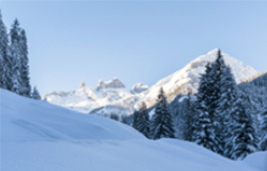 frisch beschneite Bergspitzen